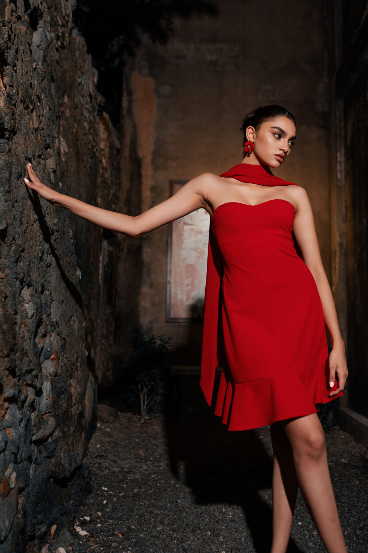 RED TUBE SHORT DRESS WITH NECK STRAP - Image 2